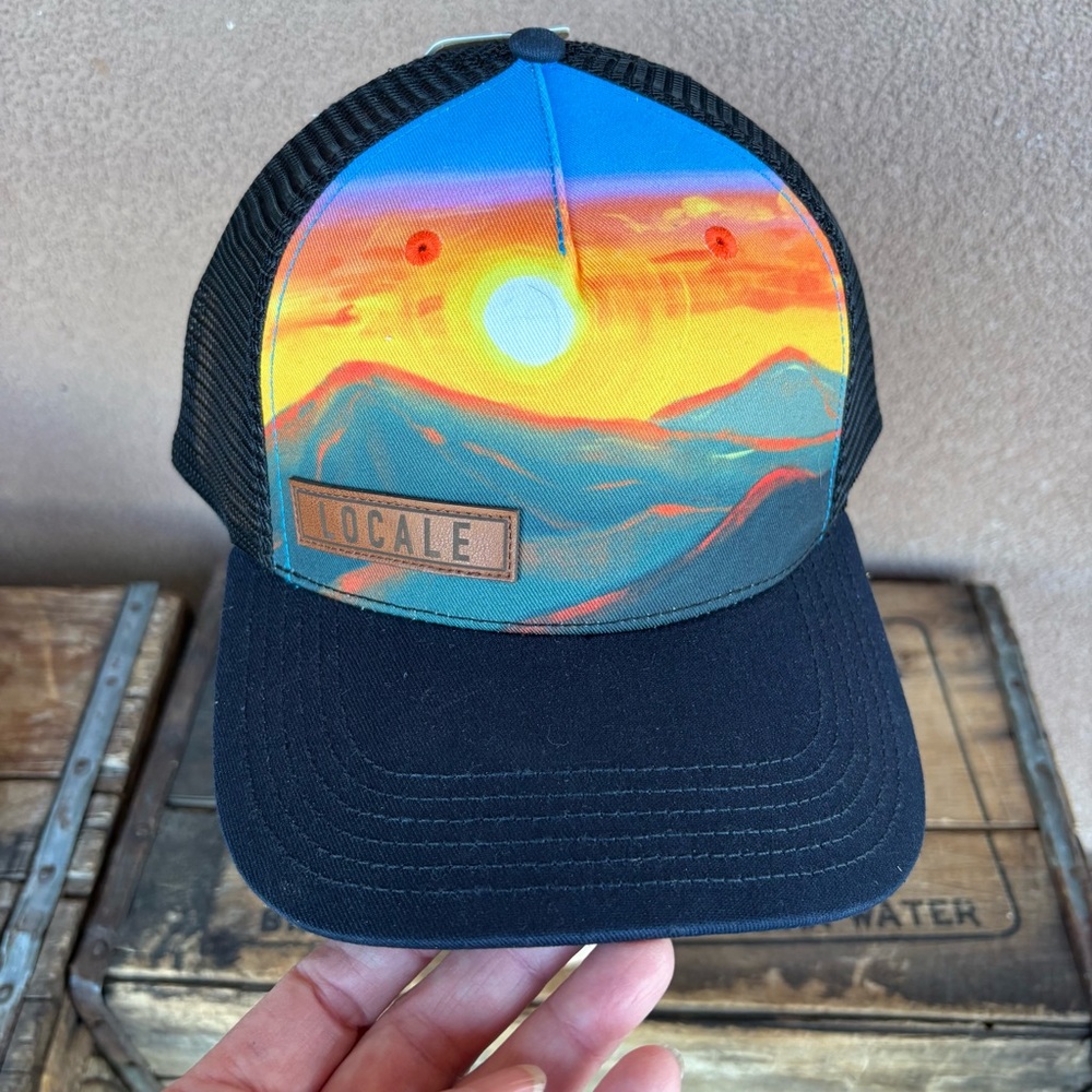 Locale NWT Mountain Landscape Unisex Trucker Hat